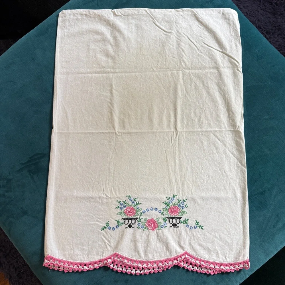 Vintage White Cotton Pillowcases‎ 2 Embroidered Floral Pink Scalloped Crochet